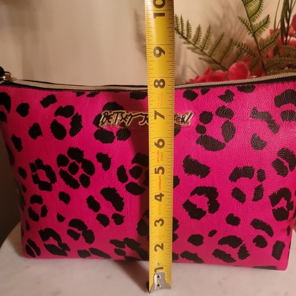 NWOT Betsey Johnson wristlet with cellular Android/Apple compatible power bank. - Picture 5 of 12